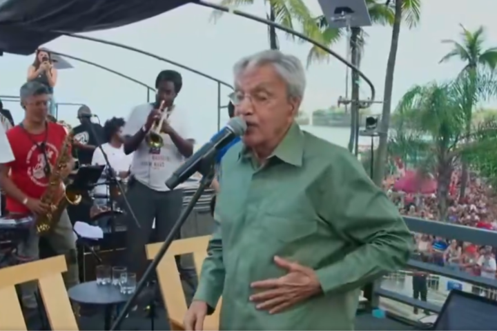 Caetano Veloso canta “Podres Poderes” para multidão em Copacabana em ato histórico contra a anistia e o Congresso da impunidade.