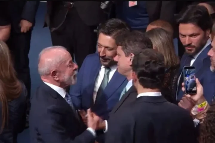 Lula durante conversa com Tarcísio de Freitas e com Ricardo Nunes em evento em SP. Foto: Reprodução