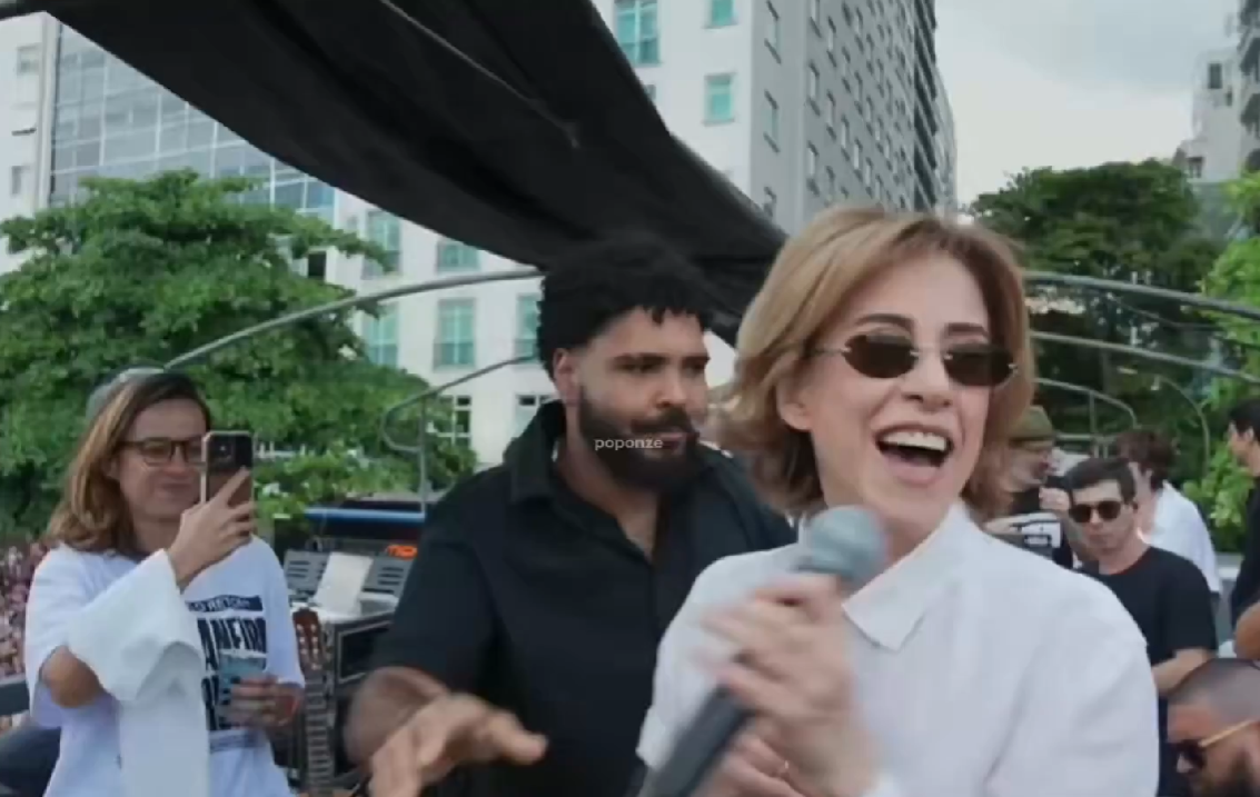 Fernanda Torres marca presença em Copacabana