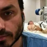 Carlos Bolsonaro e Jair Bolsonaro que aparece ao fundo, no leito do hospital DF Star, em Brasília. Foto: Reprodução