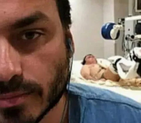 Carlos Bolsonaro e Jair Bolsonaro que aparece ao fundo, no leito do hospital DF Star, em Brasília. Foto: Reprodução