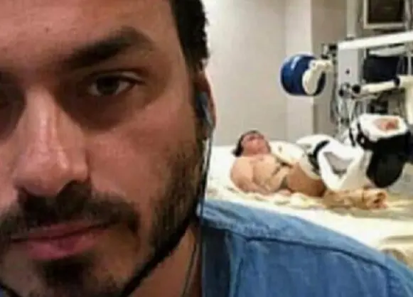 Carlos Bolsonaro e Jair Bolsonaro que aparece ao fundo, no leito do hospital DF Star, em Brasília. Foto: Reprodução