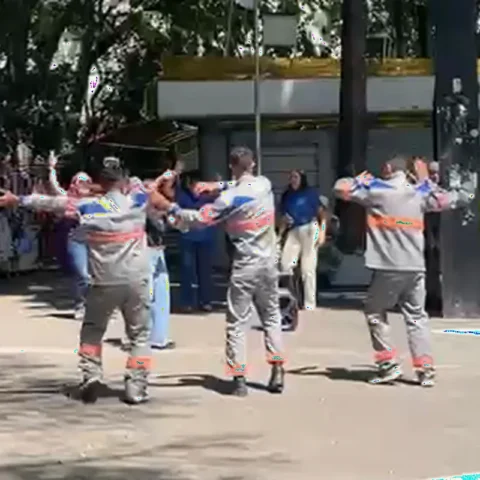 Técnicos “a serviço da Enel” são flagrados gravando dancinha na Paulista enquanto São Paulo vive apagão. Foto: Reprodução