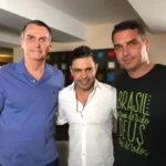 Zezé Di Camargo ao lado de Jair e Flávio Bolsonaro. Foto: Reprodução