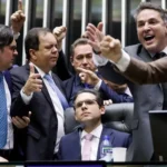 Motta entre bolsonaristas que pediam anistia a Bolsonaro. Foto: Marina Ramos/Câmara dos Deputados