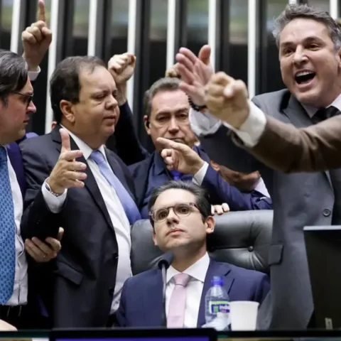 Motta entre bolsonaristas que pediam anistia a Bolsonaro. Foto: Marina Ramos/Câmara dos Deputados