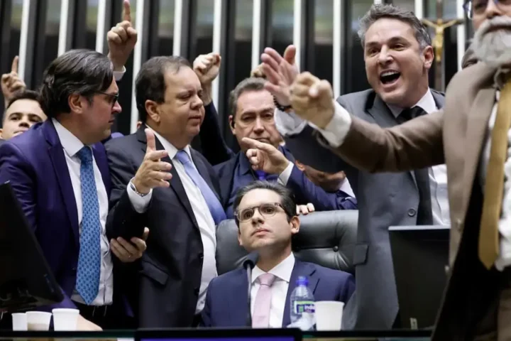 Motta entre bolsonaristas que pediam anistia a Bolsonaro. Foto: Marina Ramos/Câmara dos Deputados