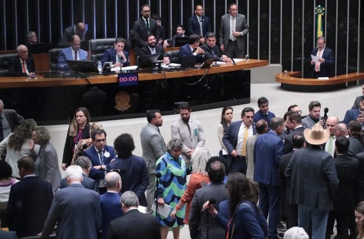 A Câmara dos Deputados aprovou o PL da Dosimetria por 291 votos a 148. O texto altera critérios de aplicação de penas para crimes relacionados aos atos de 8 de janeiro e seguiu para o Senado, com apoio majoritário do PL e do Centrão.
