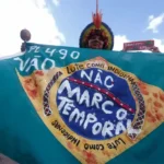 Indígena protesta contra a adoção do Marco Temporal como critério para demarcações de terra. Foto APIB