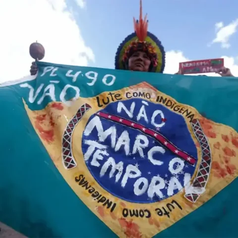 Indígena protesta contra a adoção do Marco Temporal como critério para demarcações de terra. Foto APIB