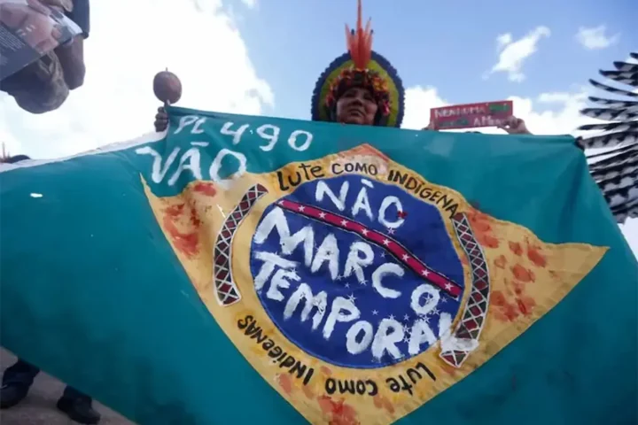 Indígena protesta contra a adoção do Marco Temporal como critério para demarcações de terra. Foto APIB