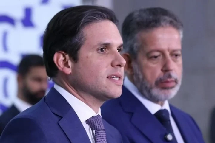 O presidente da Câmara, Hugo Motta (Republicanos-PB), e seu antecessor, Arthur Lira (PP-AL). Foto: Kayo Magalhães/Câmara