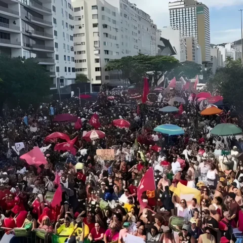 Multidão ocupa Copacabana contra o PL da Dosimetria. Artistas como Gilberto Gil e Caetano Veloso participam do protesto.