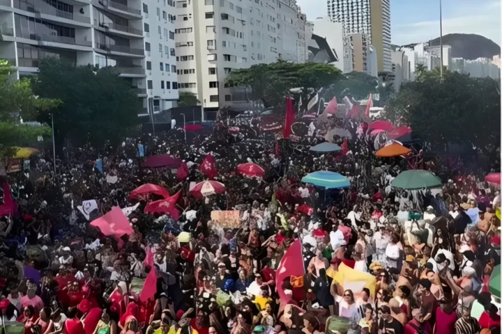 Multidão ocupa Copacabana contra o PL da Dosimetria. Artistas como Gilberto Gil e Caetano Veloso participam do protesto.