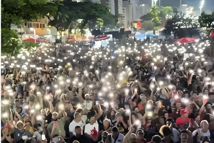 Multidão acompanha Gilberto Gil com celulares acesos em Copacabana durante ato contra o PL da Dosimetria.