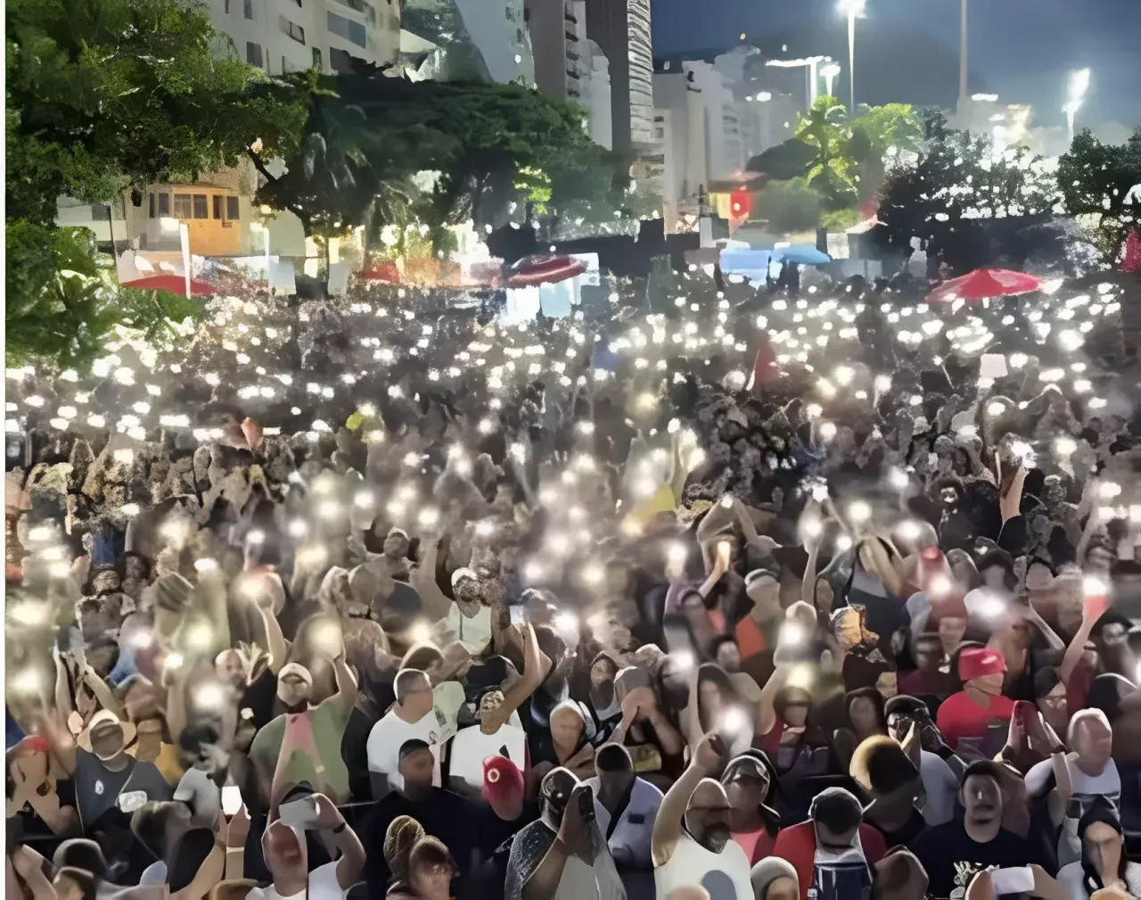 Multidão acompanha Gilberto Gil com celulares acesos em Copacabana durante ato contra o PL da Dosimetria.