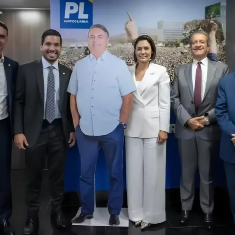 Michelle Bolsonaro posa com réplica de Bolsonaro após crise interna do PL