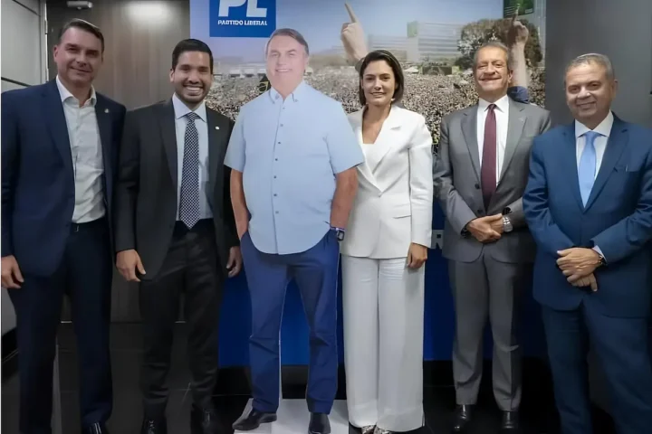 Michelle Bolsonaro posa com réplica de Bolsonaro após crise interna do PL