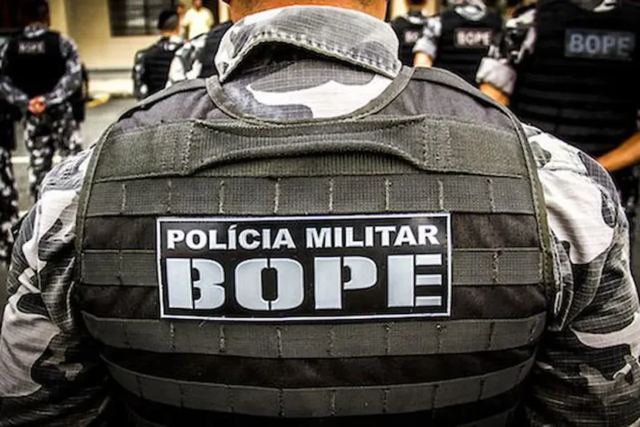 PF prende dois PMs acusados de repassar estratégias do Bope ao Comando Vermelho.
