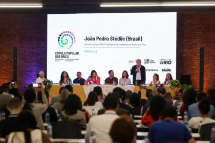 Começa no Rio 1ª Cúpula Popular do Brics para debater redução da dependência do dólar