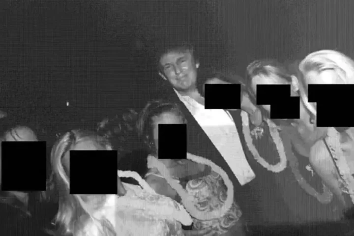 Donald Trump aparece em foto ao lado de mulheres do acervo de Epstein. Foto: Divulgação