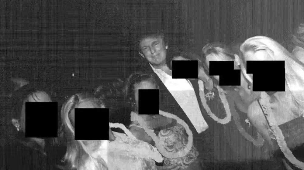 Donald Trump aparece em foto ao lado de mulheres do acervo de Epstein. Foto: Divulgação