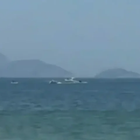 Ultraleve após queda no mar, em Copacabana (RJ). Foto: Reprodução/G1