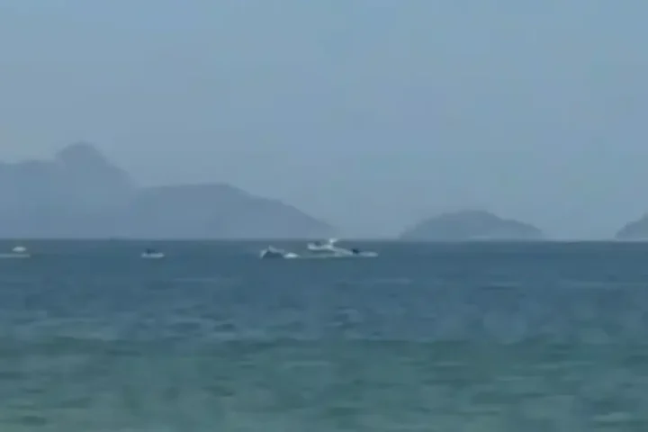 Ultraleve após queda no mar, em Copacabana (RJ). Foto: Reprodução/G1