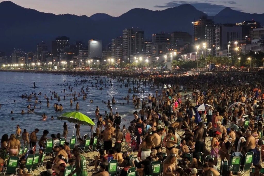 O turismo dos brasileiros nas próprias fronteiras não ficou para trás: 83,2 milhões de passageiros circularam em voos domésticos nos primeiros dez meses do ano. Praias lotadas no fim de ano mostram a efervescência do mercado interno. Foto: Prefeitura do Rio de Janeiro