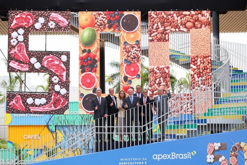 “Estamos vivendo duas solenidades aqui: uma celebração dos 500 mercados abertos pelo Brasil nesses três anos e a entrega desse prédio, que é a casa da Apex para os nossos colaboradores e para essa organização que tenho a honra de presidir”, afirmou o presidente da ApexBrasil, Jorge Viana.
Foto: Carolina Antunes / ApexBrasil