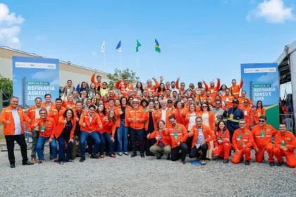 Presidente Lula e outras autoridades durante cerimônia alusiva à ampliação da capacidade operacional da Refinaria Abreu e Lima, em Ipojuca (PE) - Foto: Ricardo Stuckert / PR