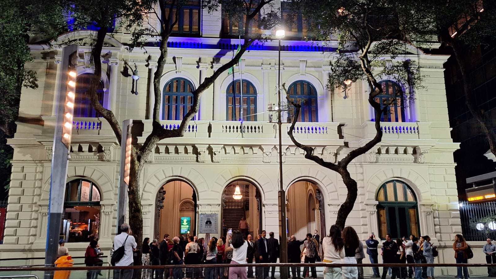 Nova iluminação da fachada do Centro Cultural Justiça Federal destaca prédio que respira séculos de história, cultura e arte