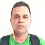 Silvinei Vasques ao ser preso no aeroporto de Assunção, no Paraguai, nesta sexta-feira (26). — Foto: Arquivo pessoal