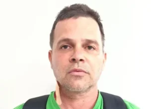 Silvinei Vasques ao ser preso no aeroporto de Assunção, no Paraguai, nesta sexta-feira (26). — Foto: Arquivo pessoal