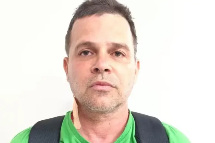 Silvinei Vasques ao ser preso no aeroporto de Assunção, no Paraguai, nesta sexta-feira (26). — Foto: Arquivo pessoal