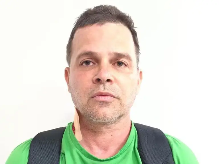 Silvinei Vasques ao ser preso no aeroporto de Assunção, no Paraguai, nesta sexta-feira (26). — Foto: Arquivo pessoal