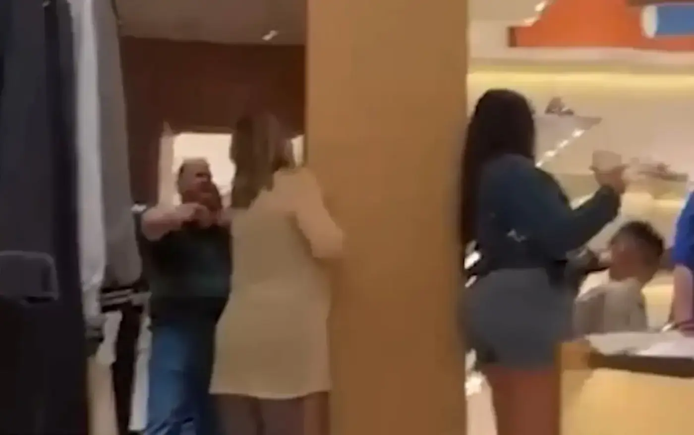 O lobista Silvio Assis e a senadora Soraya Thronicke em loja da Louis Vuitton em Orlando. Foto: Reprodução