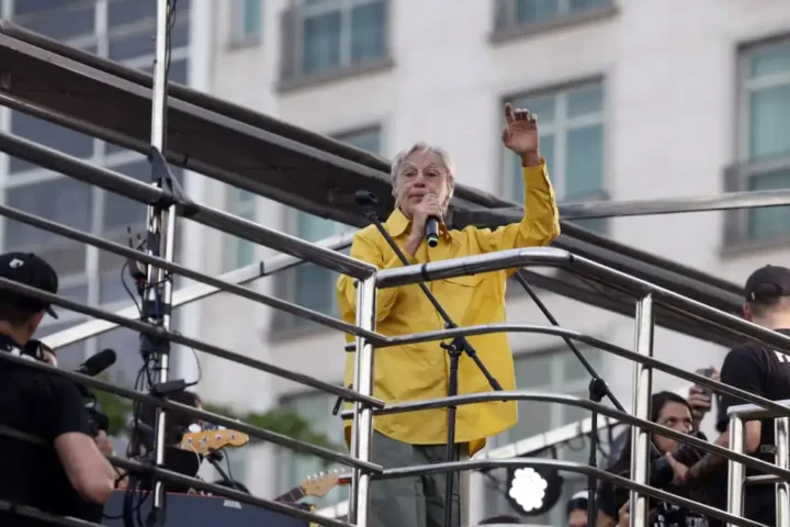 Rio de Janeiro (RJ), 21/09/25 - Cantor Caetano Veloso participa de protesto contra a PEC da Blindagem e PL da Anistia na orla de Copacabana. Foto: Tânia Rêgo/Agência Brasil