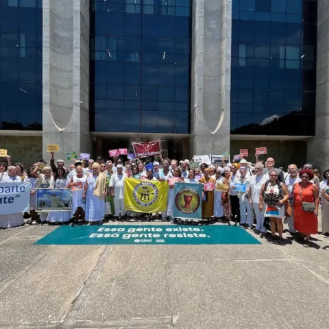 Lideranças de matriz africana protestam contra privilégios religiosos na Prefeitura do Rio. Ato rebate falas de Eduardo Paes sobre o palco gospel no Réveillon