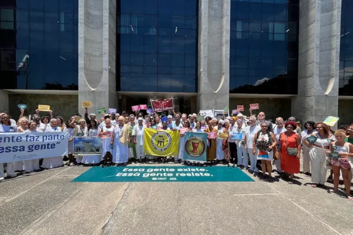 Lideranças de matriz africana protestam contra privilégios religiosos na Prefeitura do Rio. Ato rebate falas de Eduardo Paes sobre o palco gospel no Réveillon
