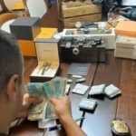 A PF contabiliza dinheiro apreendido na residência de Deivis Marcon Antunes, diretor-presidente. Foto: Divulgação