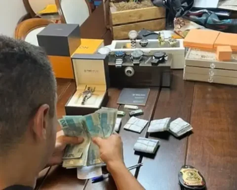 A PF contabiliza dinheiro apreendido na residência de Deivis Marcon Antunes, diretor-presidente. Foto: Divulgação