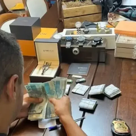 A PF contabiliza dinheiro apreendido na residência de Deivis Marcon Antunes, diretor-presidente. Foto: Divulgação