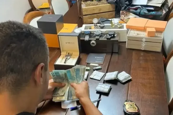 A PF contabiliza dinheiro apreendido na residência de Deivis Marcon Antunes, diretor-presidente. Foto: Divulgação