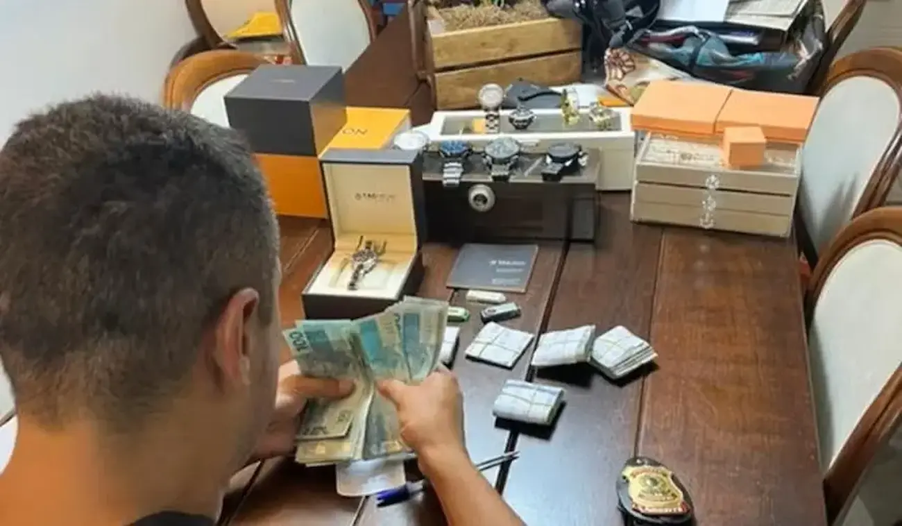 A PF contabiliza dinheiro apreendido na residência de Deivis Marcon Antunes, diretor-presidente. Foto: Divulgação