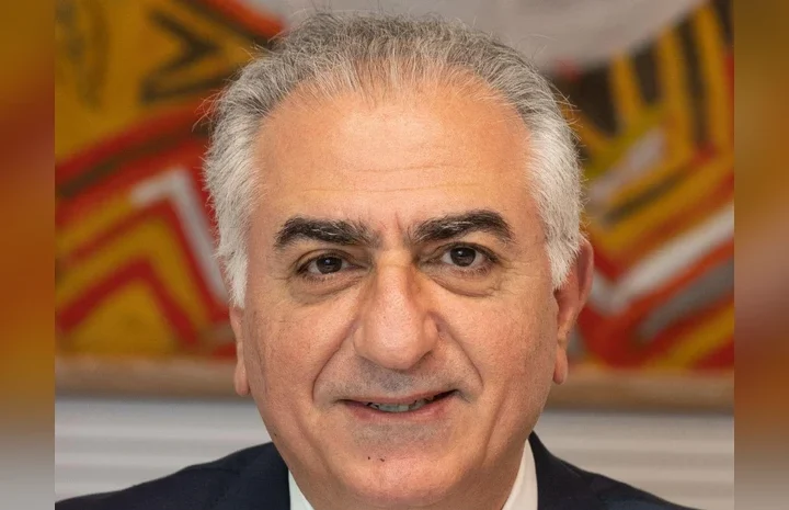 Reza Pahlavi convoca ocupação urbana e greve no setor de petróleo no Irã. Análise sobre o retorno da influência monárquica e o papel do imperialismo no conflito.