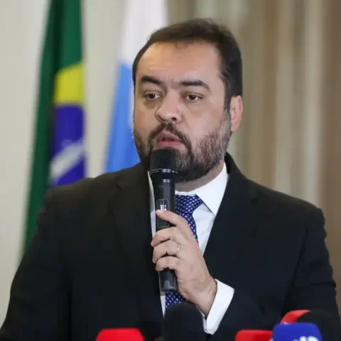 Em novo decreto, Cláudio Castro reajusta valores do PEOp e beneficia policiais da reserva com gratificações de até R$ 756 por turno. Veja a nova tabela e os impactos. © Rafael Campos/ Gov. RJ