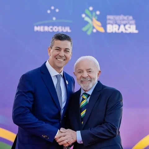 Presidente do Paraguai, Santiago Peña, celebra assinatura do pacto com a Europa e destaca papel fundamental de Lula na integração regional. Veja os detalhes.