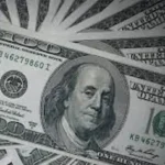 O dólar fechou em queda de 0,13%, cotado a R$ 5,27, enquanto o euro encerrou a R$ 6,27.