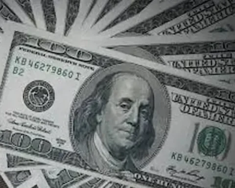 O dólar fechou em queda de 0,13%, cotado a R$ 5,27, enquanto o euro encerrou a R$ 6,27.